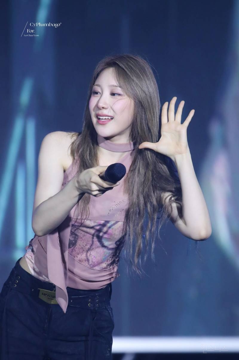 대학축제에서 팬스 바로앞까지 팬서비스 시전해주는 여돌.jpg | 인스티즈
