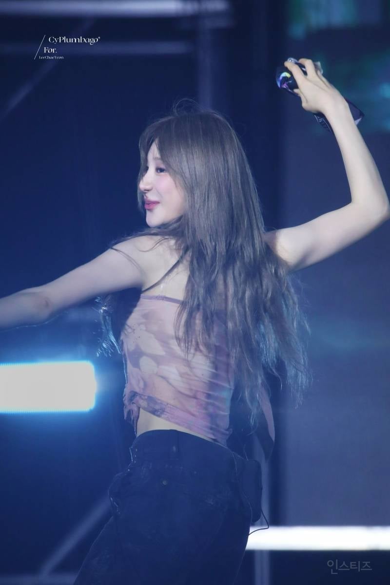 대학축제에서 팬스 바로앞까지 팬서비스 시전해주는 여돌.jpg | 인스티즈