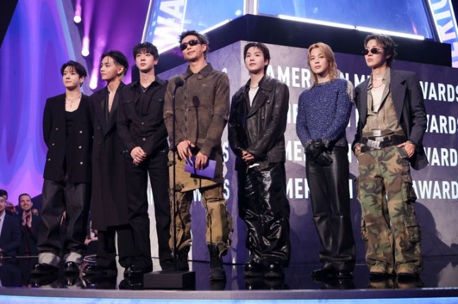 [정보/소식] 방탄소년단 '스윔', '글로벌(美 제외)' 7주 1위…엔믹스 '빌보드 200' 4번째 진입 (종합) | 인스티즈