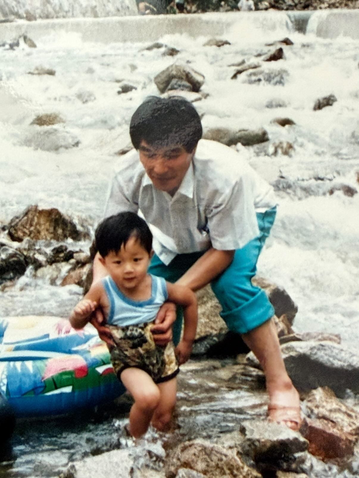 [잡담] 윤두준 애기 때 계곡 사진 | 인스티즈
