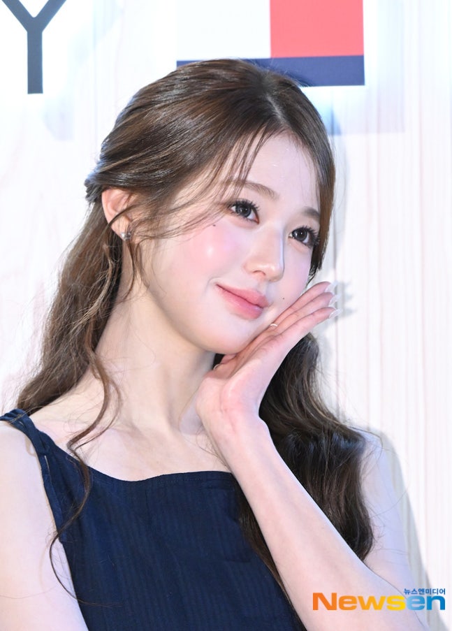 [잡담] 오늘자 장원영 타미힐피거 행사 기사사진 | 인스티즈