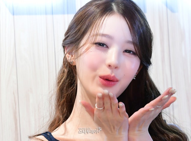 [잡담] 오늘자 장원영 타미힐피거 행사 기사사진 | 인스티즈