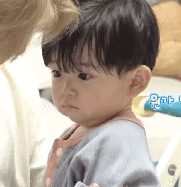 [잡담] 오늘자 유준이 귀여운 움짤 >_< 연준이가 따라우니까 당황한 상황이야 | 인스티즈