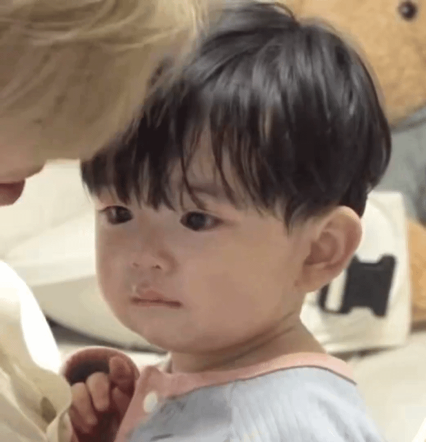 [잡담] 오늘자 유준이 귀여운 움짤 >_< 연준이가 따라우니까 당황한 상황이야 | 인스티즈