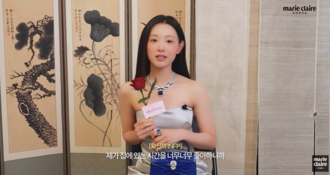 [잡담] 김지원) 김지원 "쉬는 날에는 청소로 힐링"…집순이 일상 공개 (마리끌레르) | 인스티즈