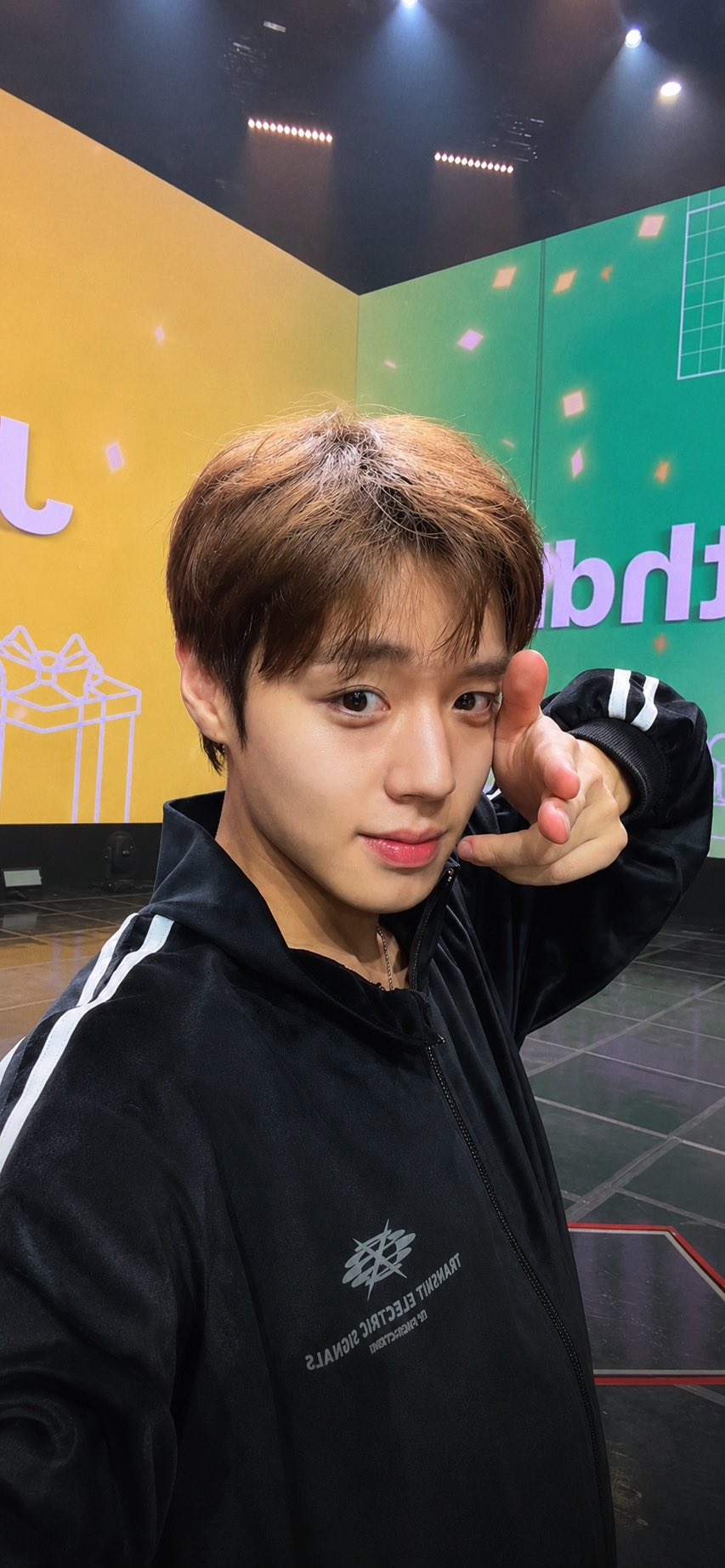 [잡담] 박지훈 그새 더 잘생겨졌는데? 오늘자 라방 생얼… | 인스티즈