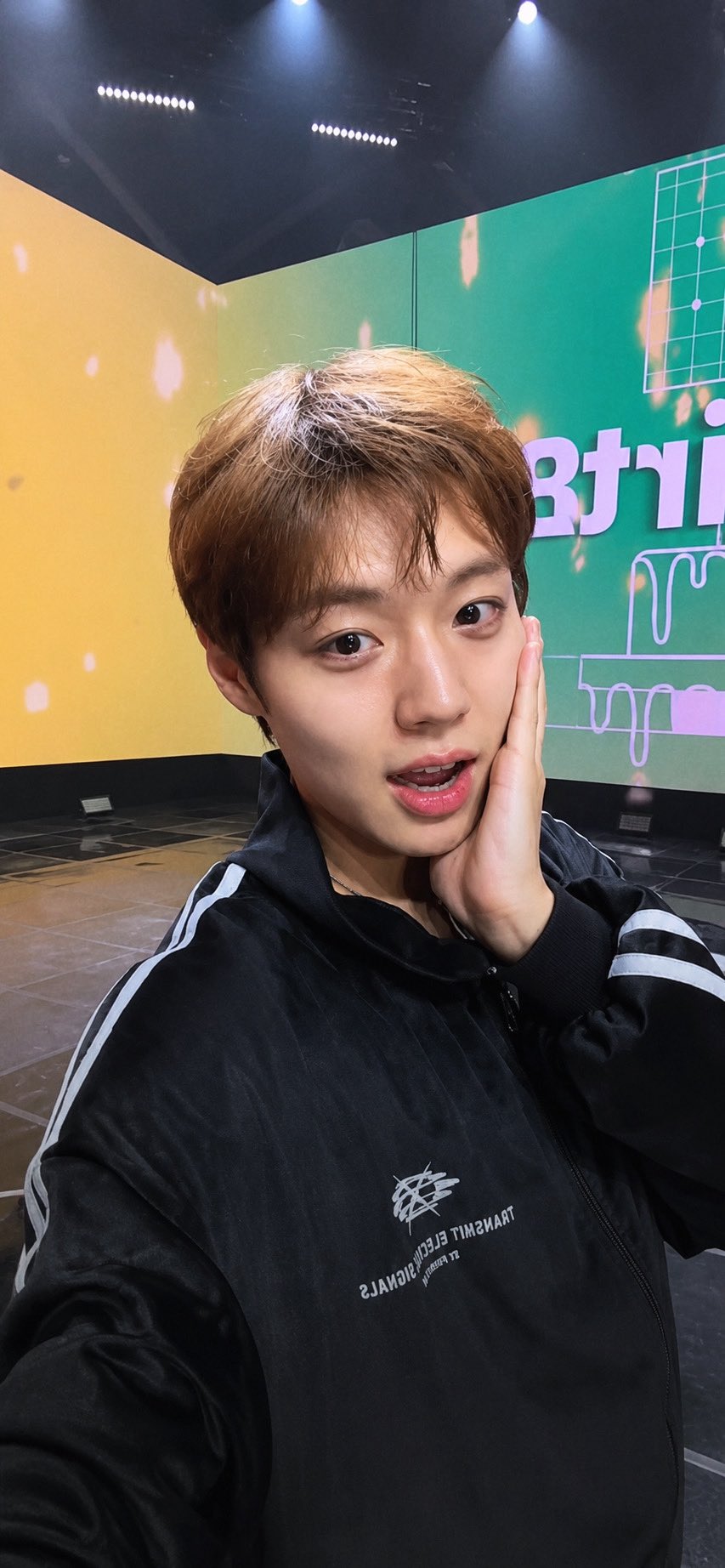 [잡담] 박지훈 그새 더 잘생겨졌는데? 오늘자 라방 생얼… | 인스티즈