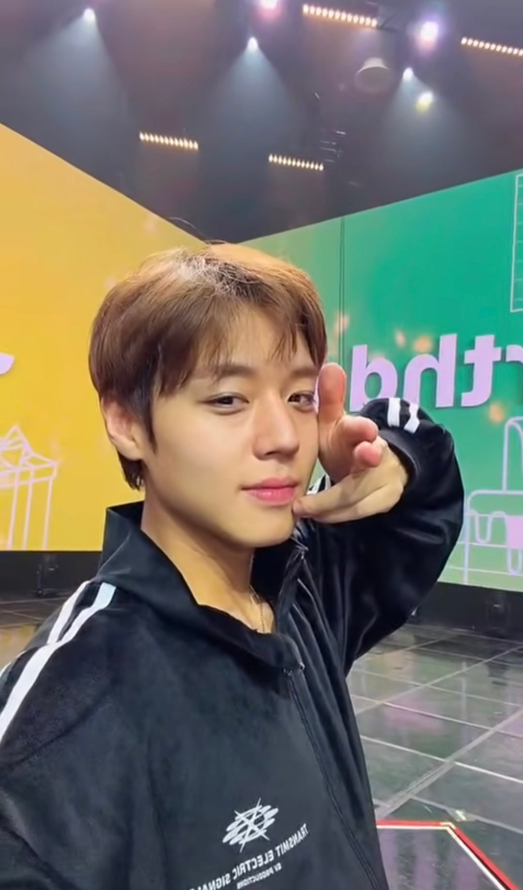[잡담] 박지훈 생일 라방 아까 해줬는데 쌩얼.... | 인스티즈