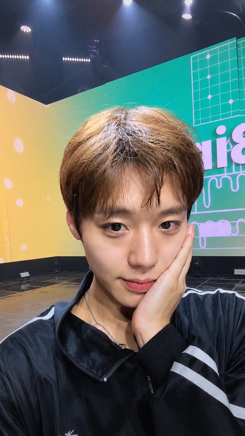 [잡담] 박지훈 그새 더 잘생겨졌는데? 오늘자 라방 생얼… | 인스티즈