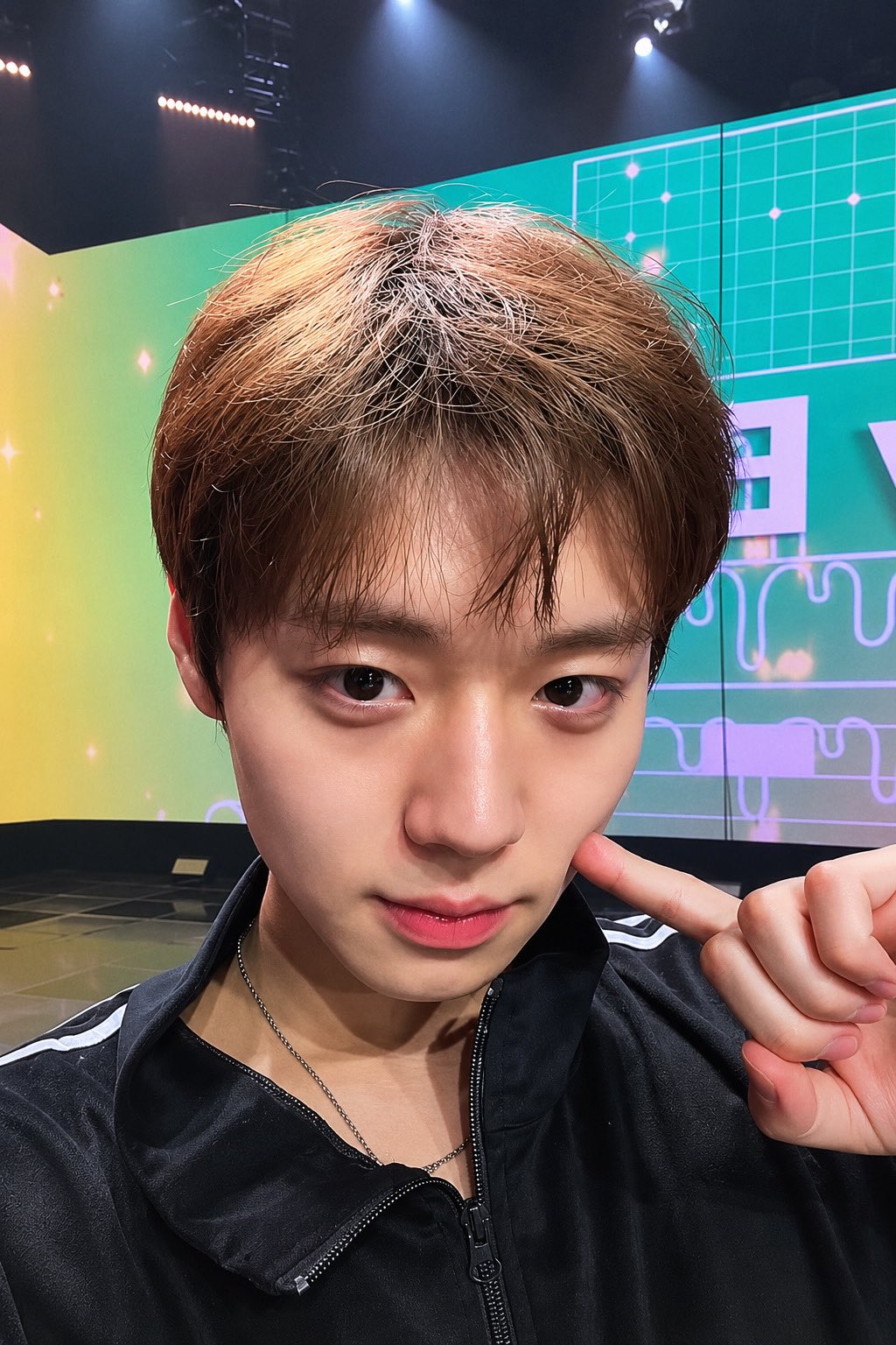 [잡담] 박지훈 그새 더 잘생겨졌는데? 오늘자 라방 생얼… | 인스티즈