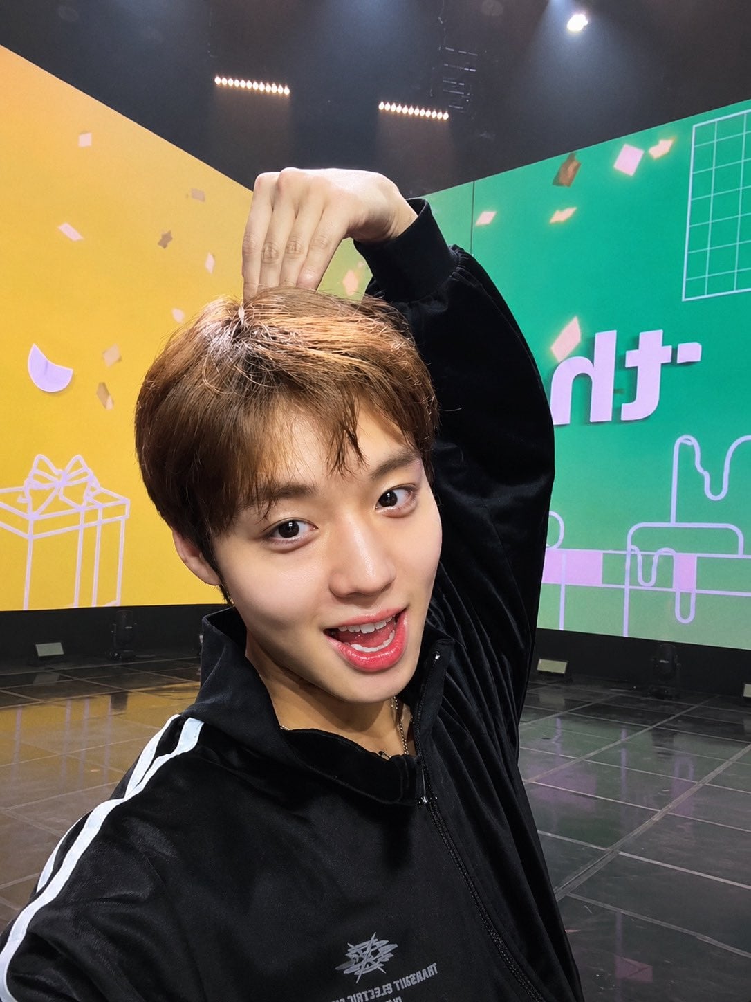 [잡담] 박지훈 그새 더 잘생겨졌는데? 오늘자 라방 생얼… | 인스티즈