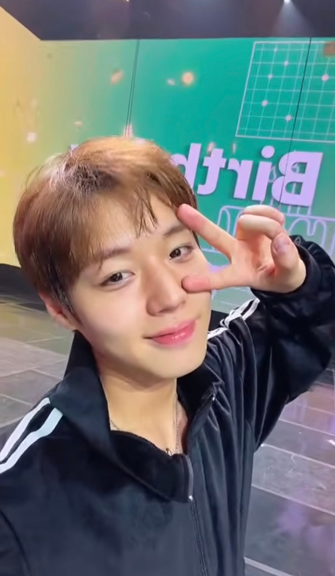[잡담] 박지훈 생일 라방 아까 해줬는데 쌩얼.... | 인스티즈