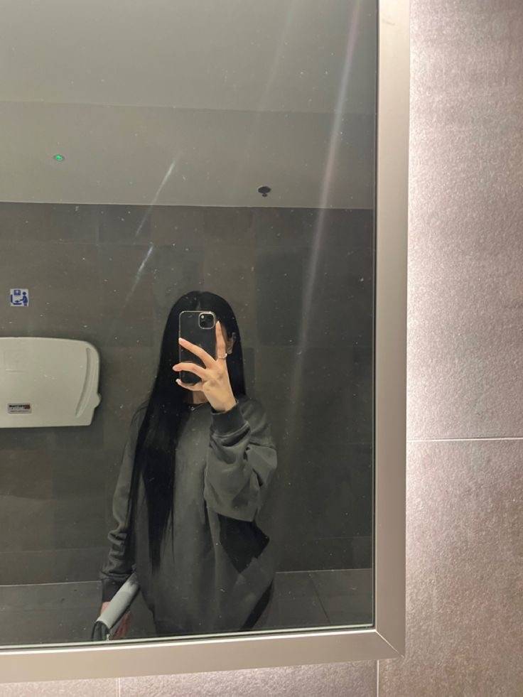 [잡담] 이렇게 얼굴 폰으로 다 가려지는 사람들 부러워 | 인스티즈
