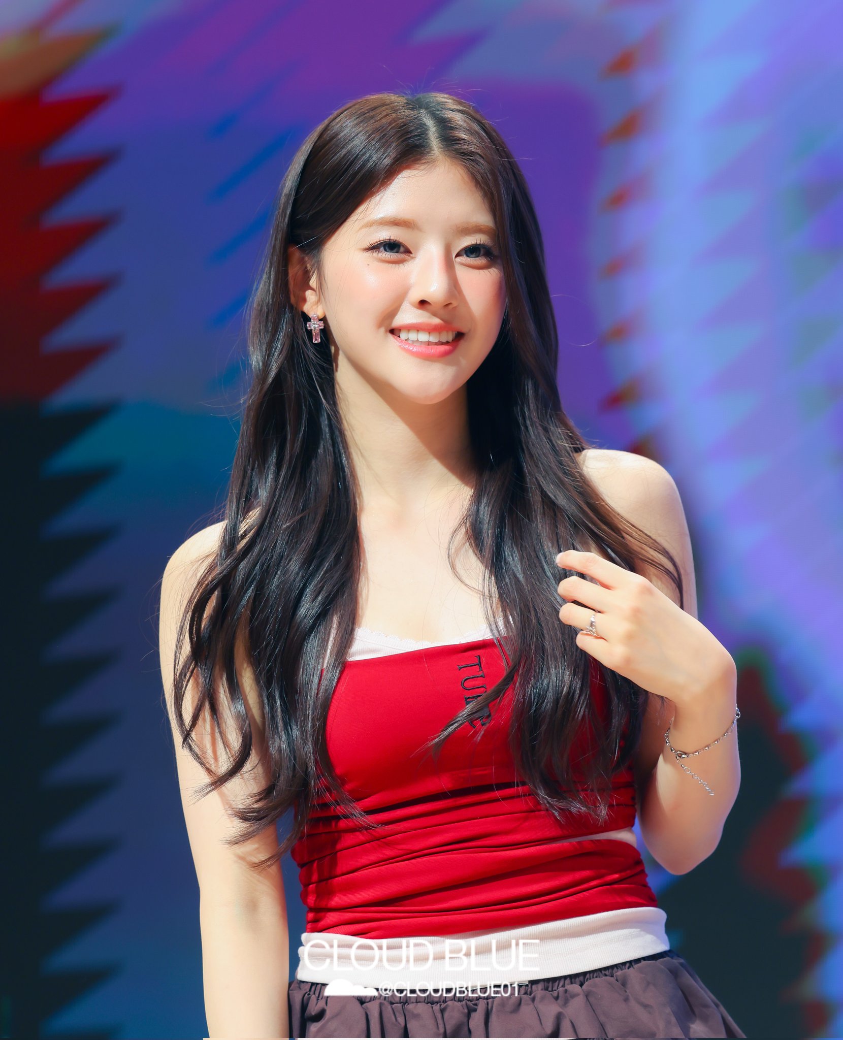 [잡담] 이 둘 약간 얼굴 비슷한 결? 느낌인가? | 인스티즈