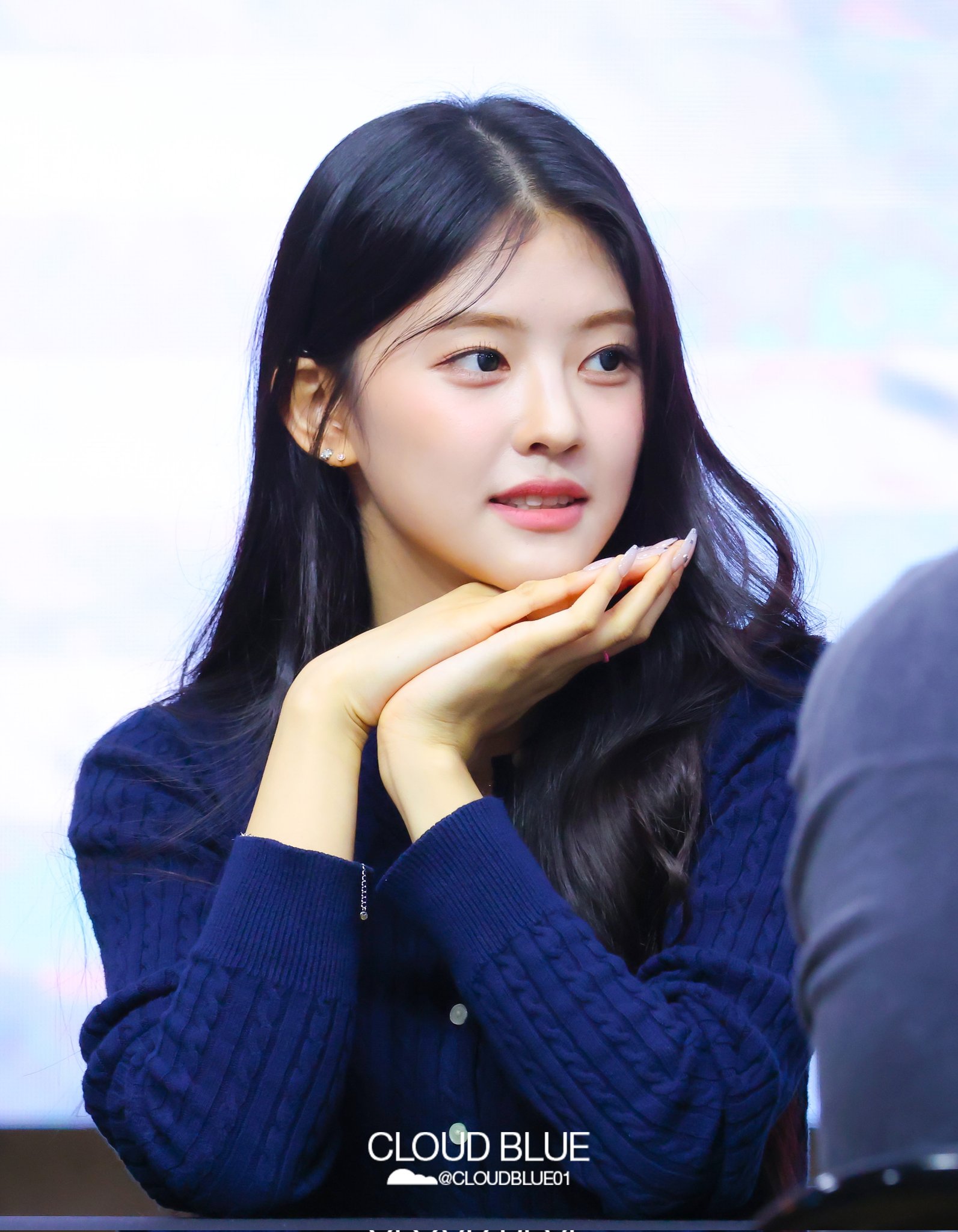 [잡담] 이 둘 약간 얼굴 비슷한 결? 느낌인가? | 인스티즈