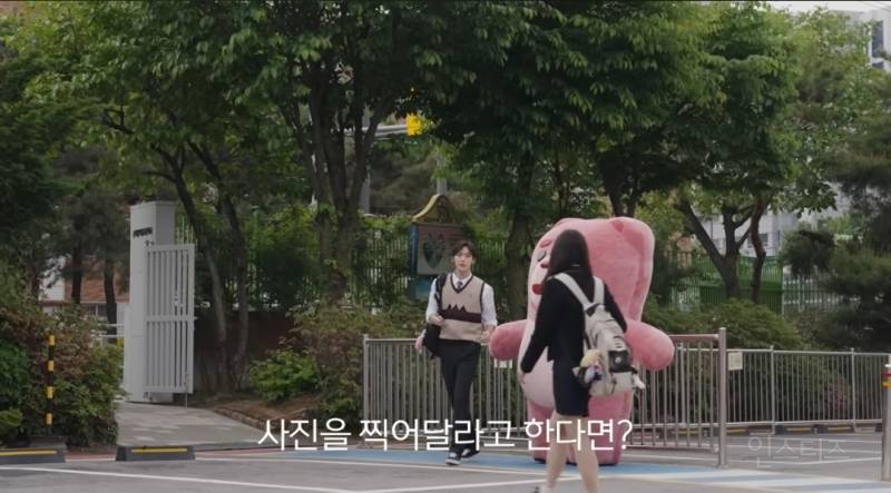 사진 찍어달라는 친구가 알고보니 존잘 아이돌일때..jpg | 인스티즈