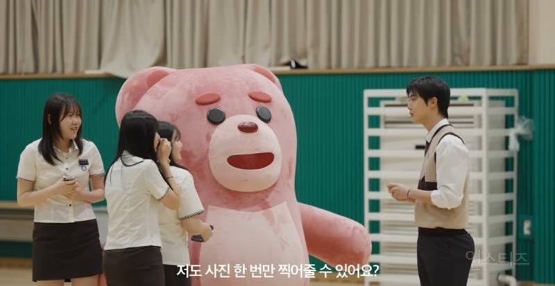 사진 찍어달라는 친구가 알고보니 존잘 아이돌일때..jpg | 인스티즈