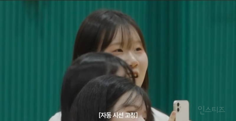 사진 찍어달라는 친구가 알고보니 존잘 아이돌일때..jpg | 인스티즈