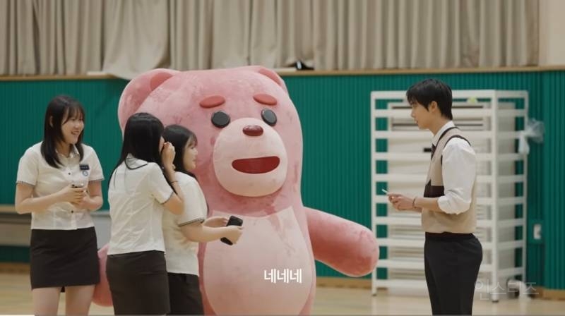 사진 찍어달라는 친구가 알고보니 존잘 아이돌일때..jpg | 인스티즈