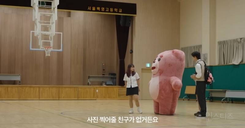 사진 찍어달라는 친구가 알고보니 존잘 아이돌일때..jpg | 인스티즈