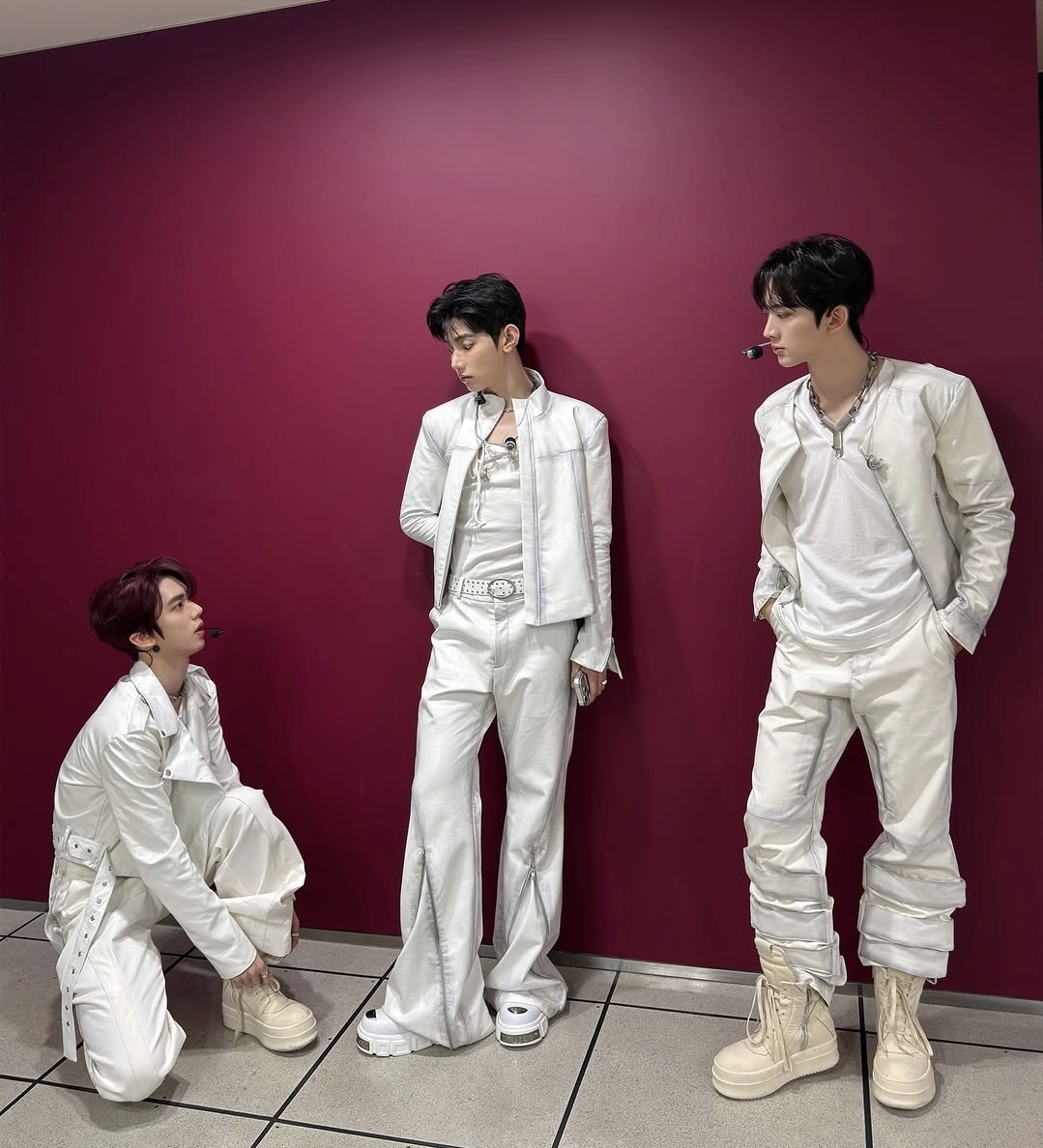 [잡담] 앤더블 단신즈 키 맞출려고 굽 높은거 신는구나 | 인스티즈