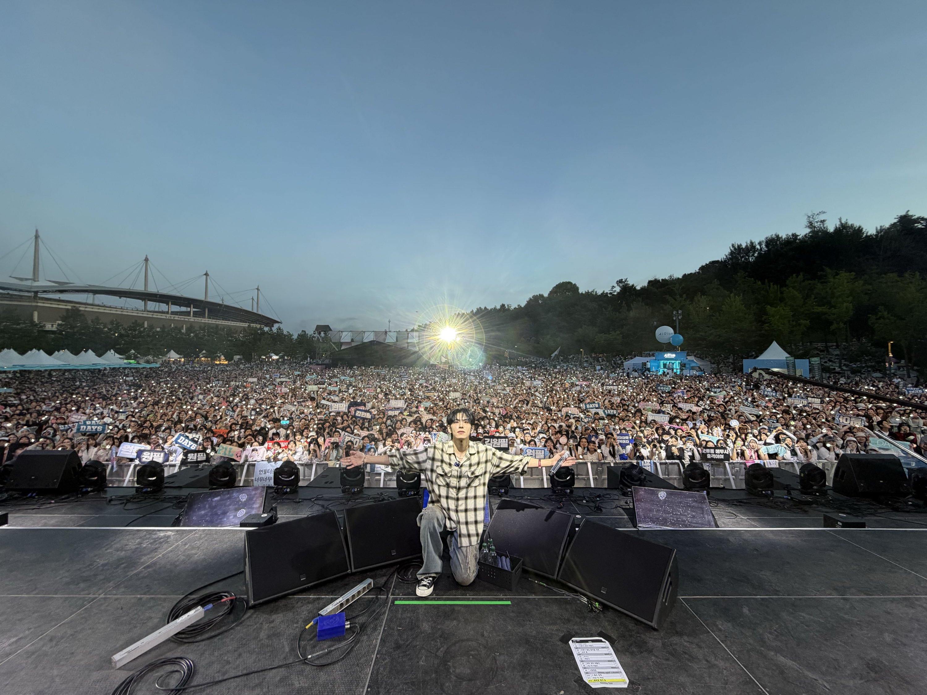 [잡담] 오늘 날씨 더운데 야외 스탠딩 인파 엄청나네 주어 원필 | 인스티즈