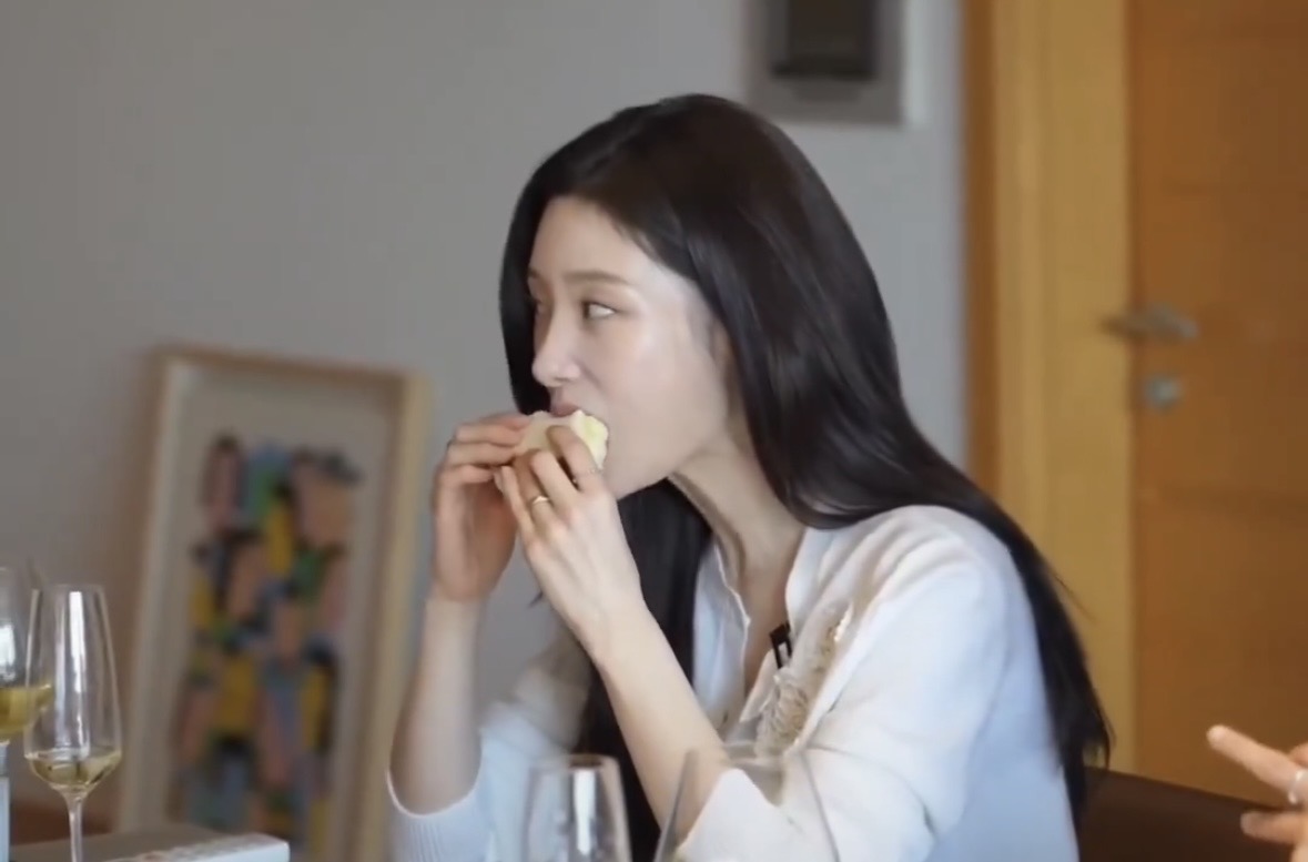 [잡담] 와 목 진짜 길다... | 인스티즈