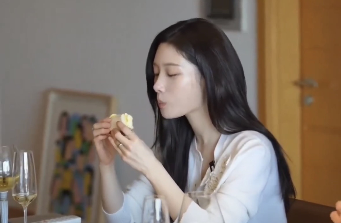 [잡담] 와 목 진짜 길다... | 인스티즈