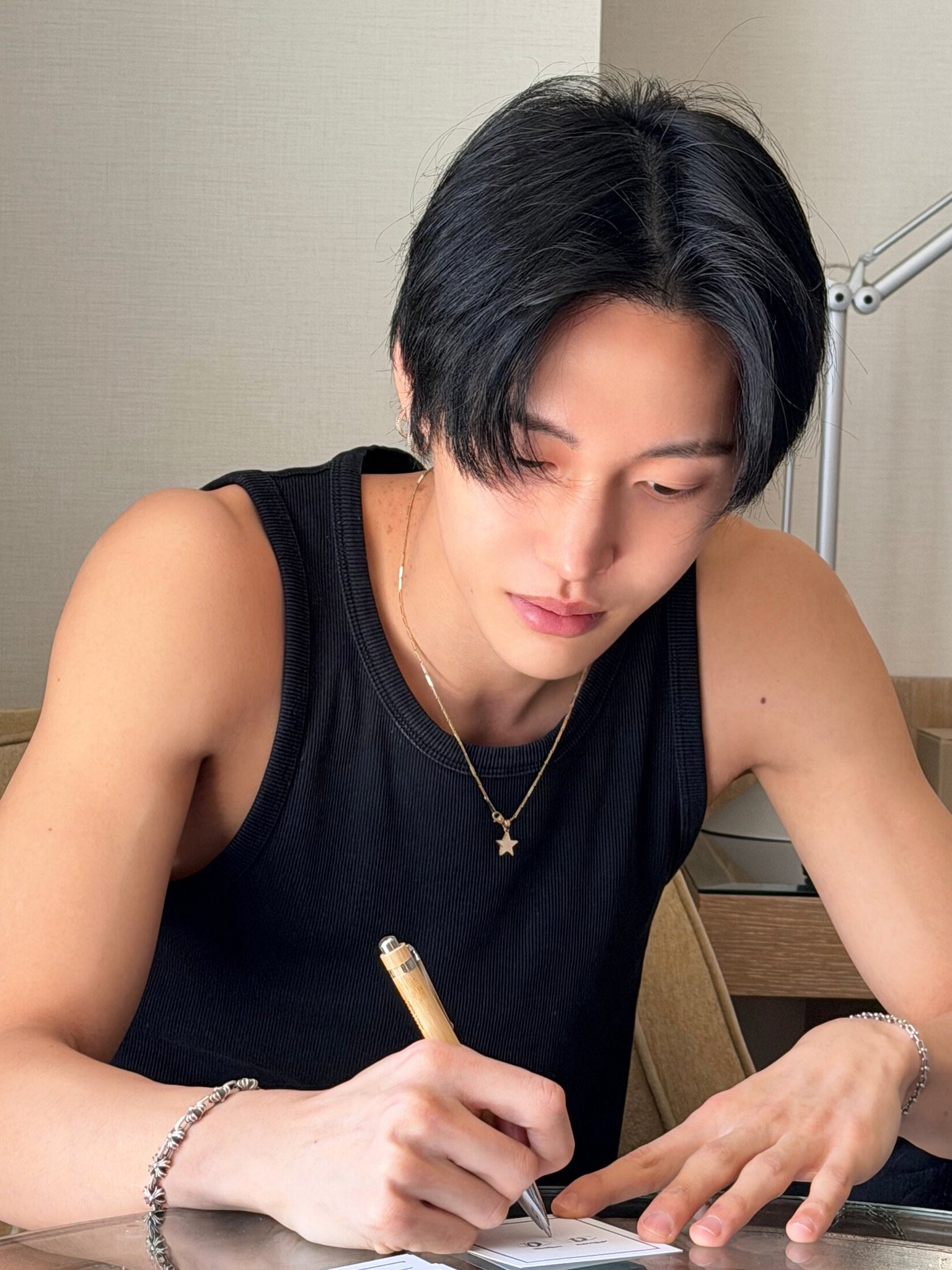 [잡담] 아니 원빈 이런 고능한 유사짤을 풀어준다고??????? 미챴나봐 | 인스티즈