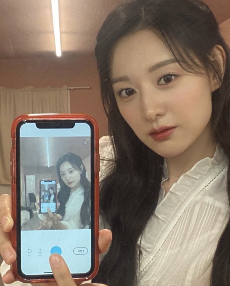 [잡담] 김지원) 김지원 단발 vs 장발 | 인스티즈