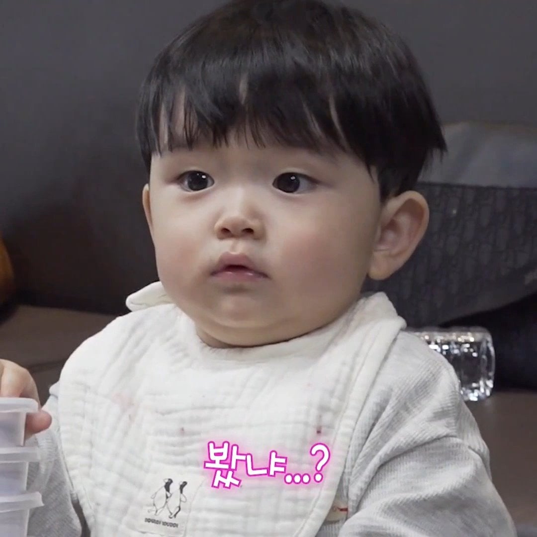 [잡담] 육아일기 유준이 진짜 많이 컸다 이제 완벽하게 목이 생겼어 | 인스티즈