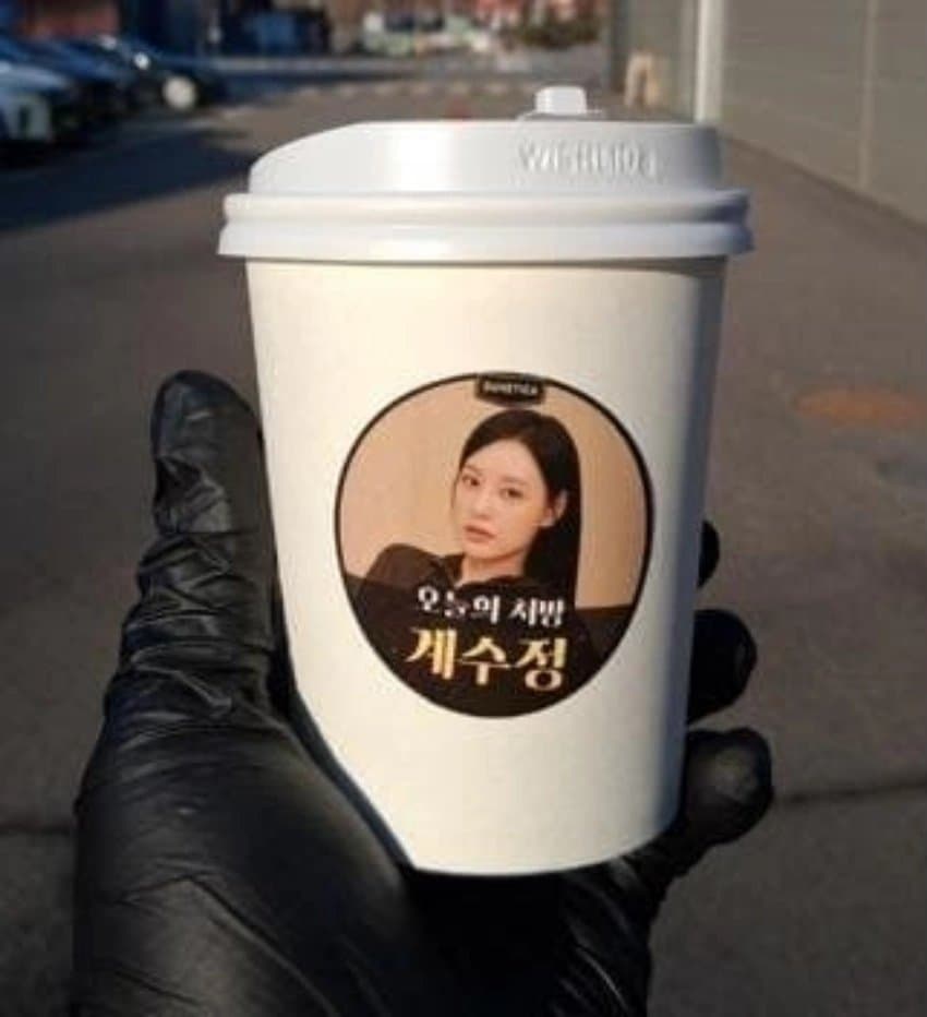 [잡담] 김지원) 듀베티카가 김지원 드라마 (닥터x:하얀 마피아의 시대) 보내준 닥터X 커피차 서포트 | 인스티즈