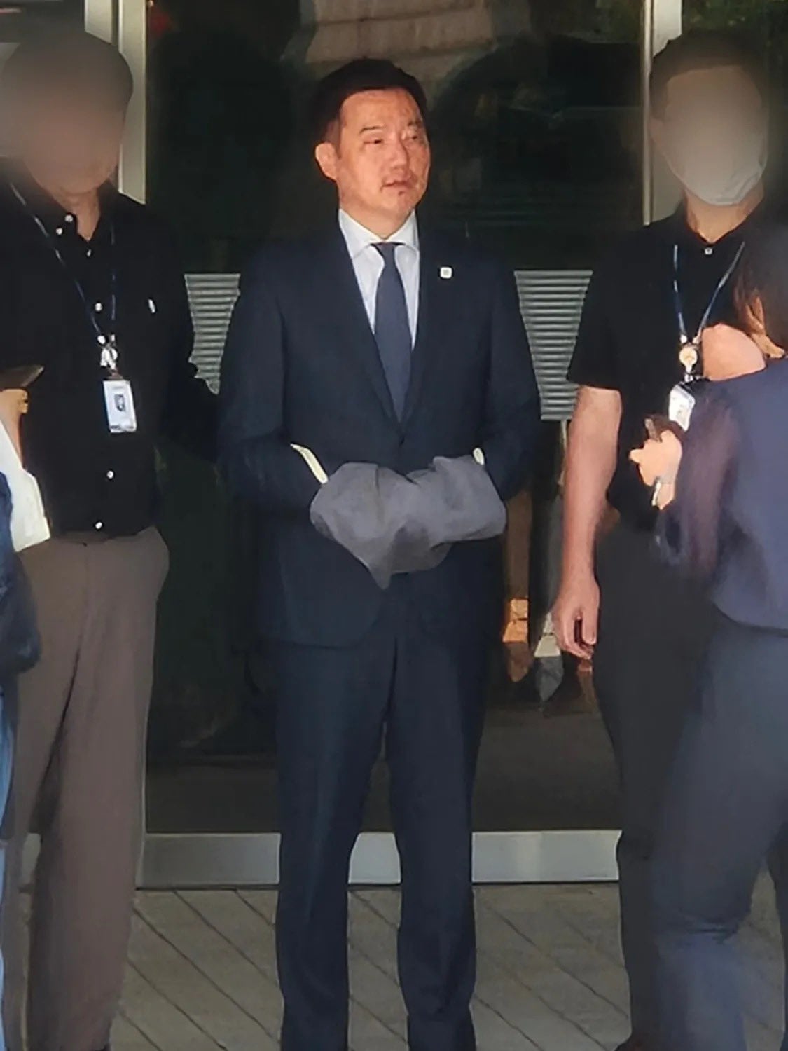 [정보/소식] 포승줄 묶인 김세의…배우 김수현 명예훼손 혐의 구속적부심 | 인스티즈