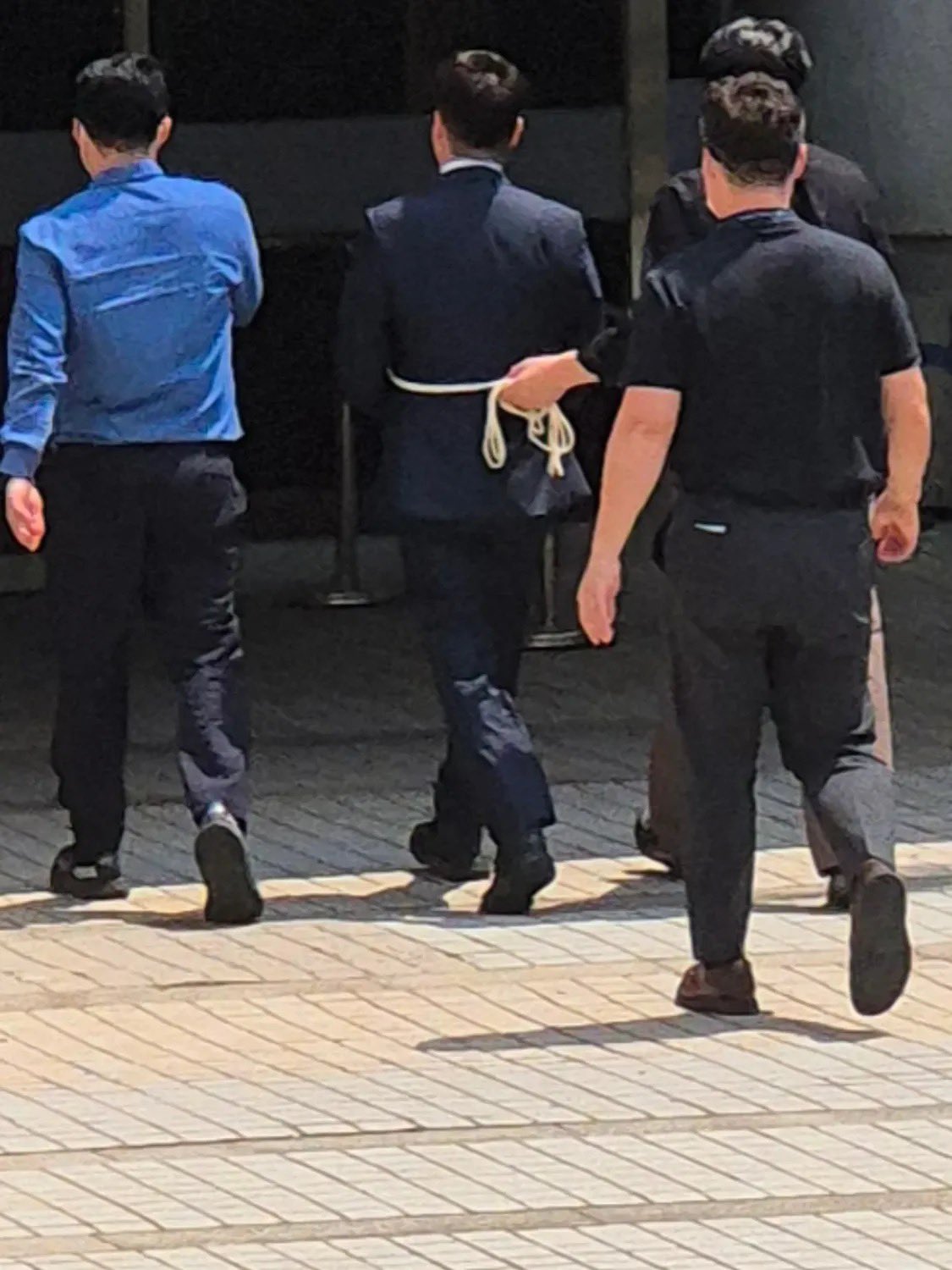 [정보/소식] 포승줄 묶인 김세의…배우 김수현 명예훼손 혐의 구속적부심 | 인스티즈