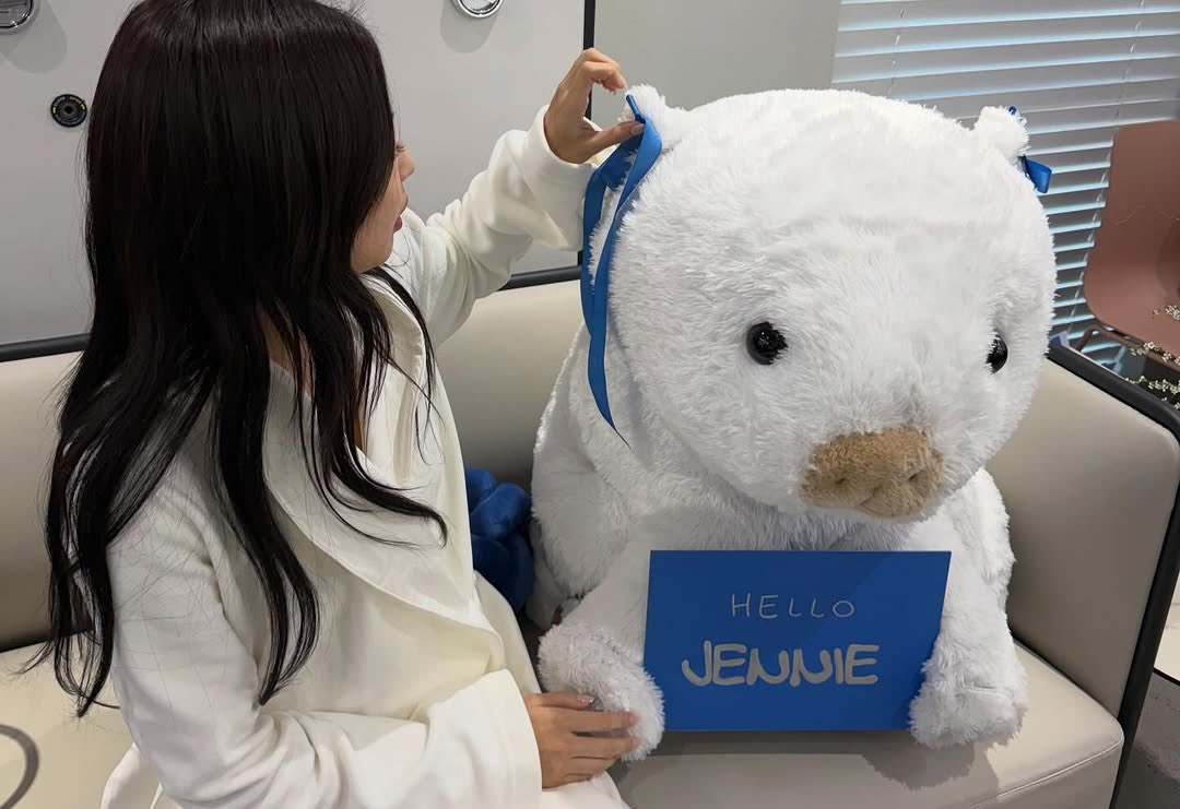 [잡담] 제니 사진 속에 이 인형 돼지랑 카피바라 둘 중에 뭐 같아? | 인스티즈