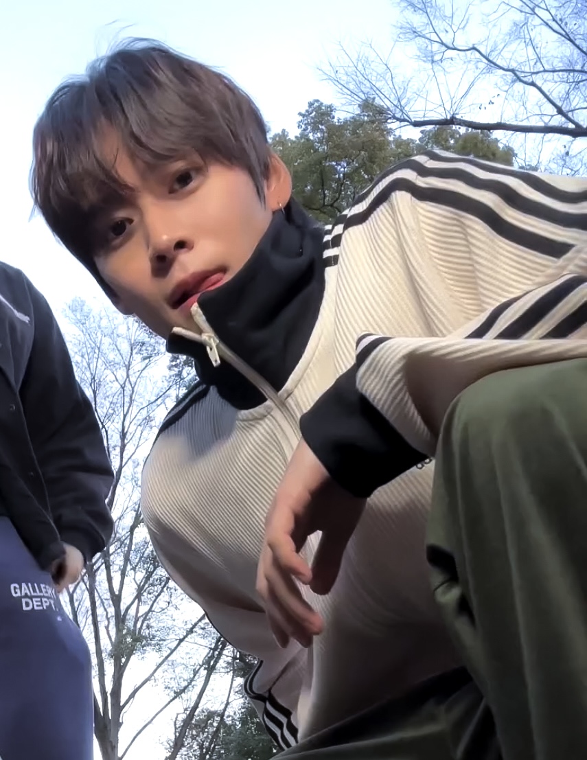 [잡담] 은석 아디다스 트랙탑 너무 잘 어울림 | 인스티즈