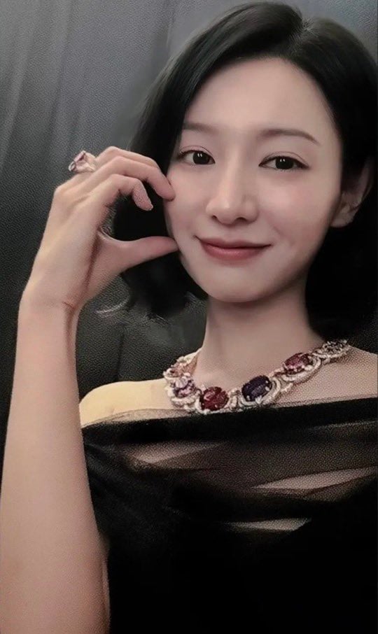 [잡담] 김지원) 원데이 1주년 기념 김지원 밀라노 포카 | 인스티즈