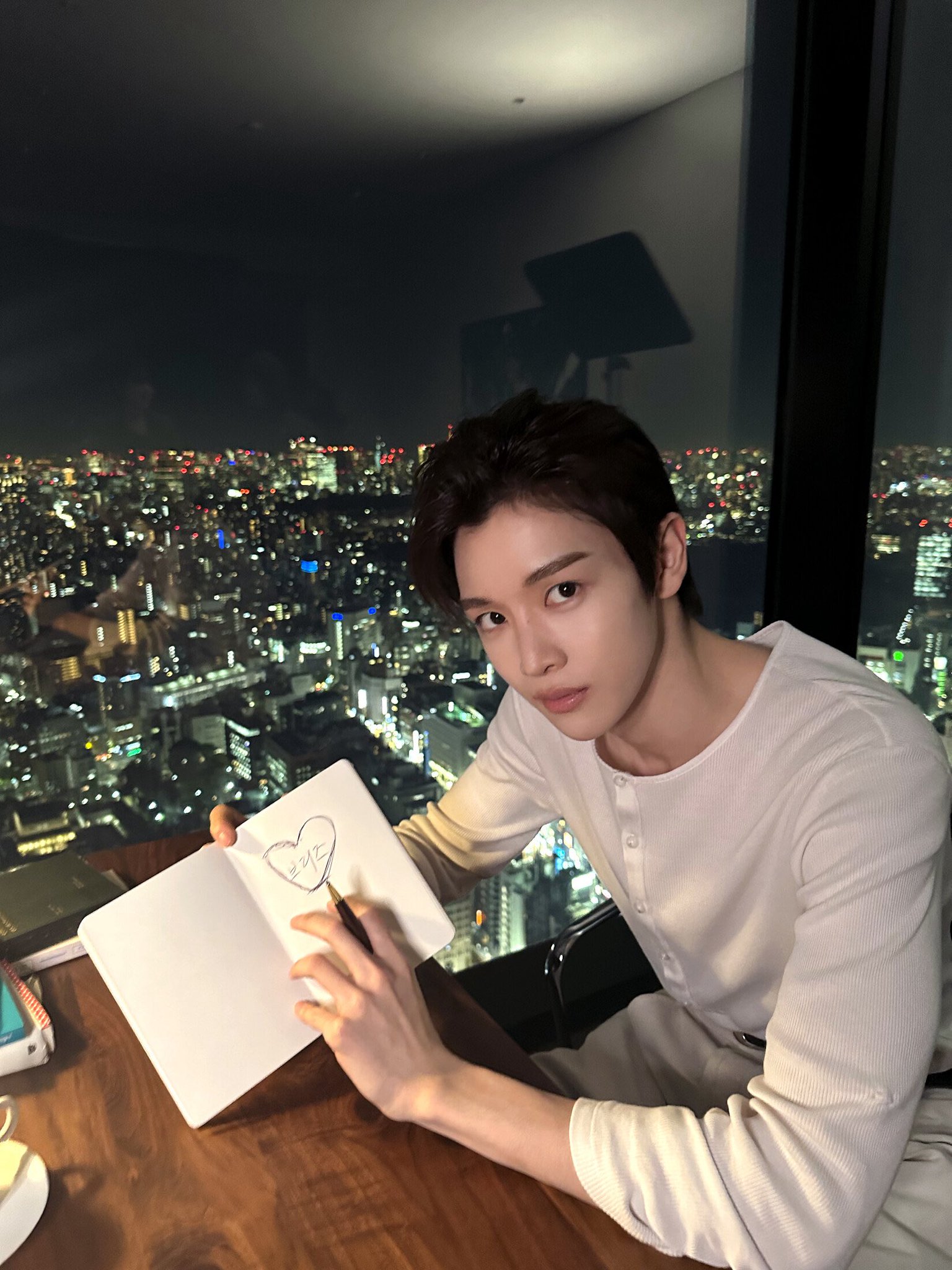[잡담] 성찬 어제랑 느낌 달라서 좋다 | 인스티즈
