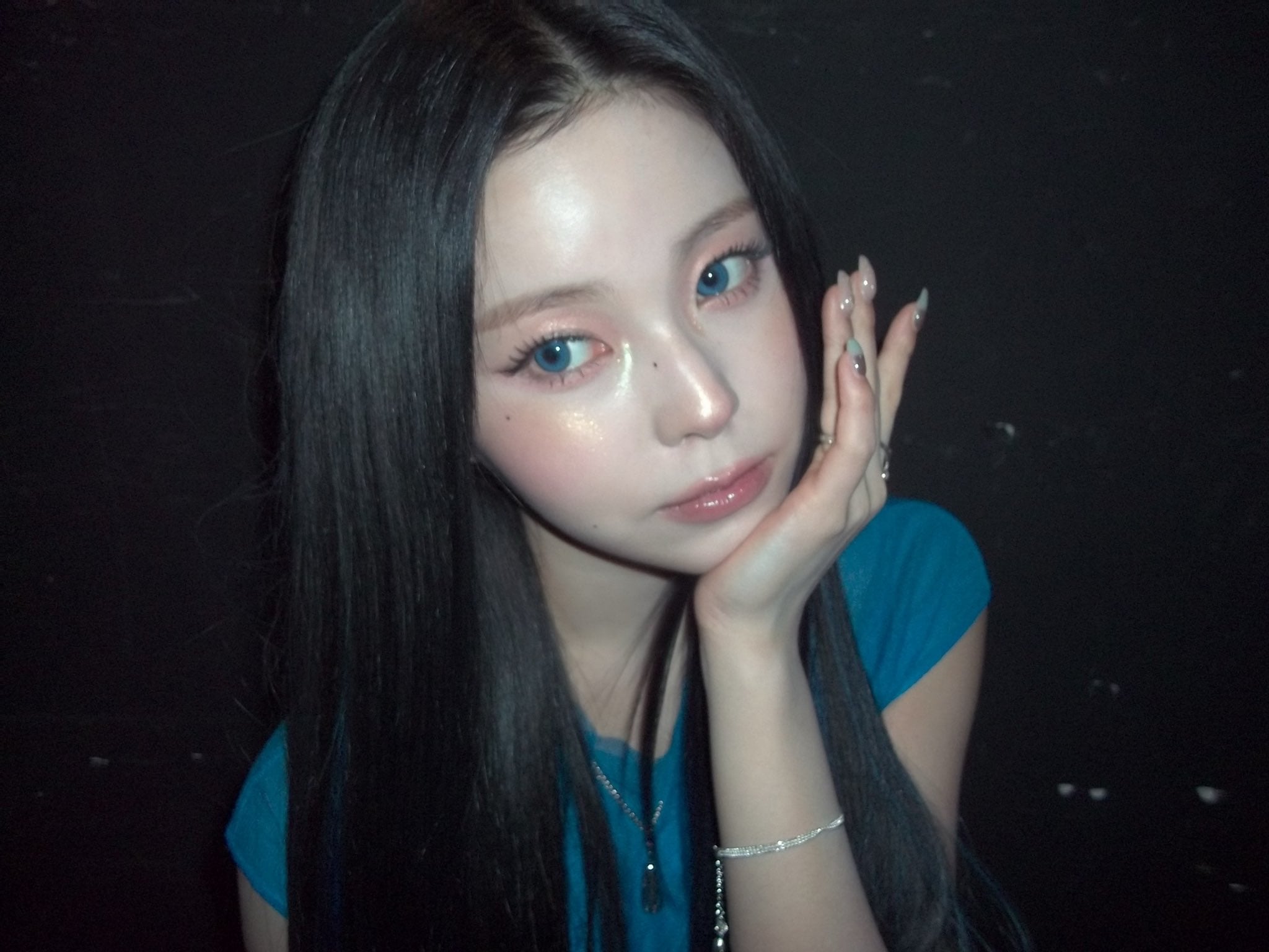 [잡담] 블루렌즈끼고 이렇게 예쁜사람 첨봄 | 인스티즈