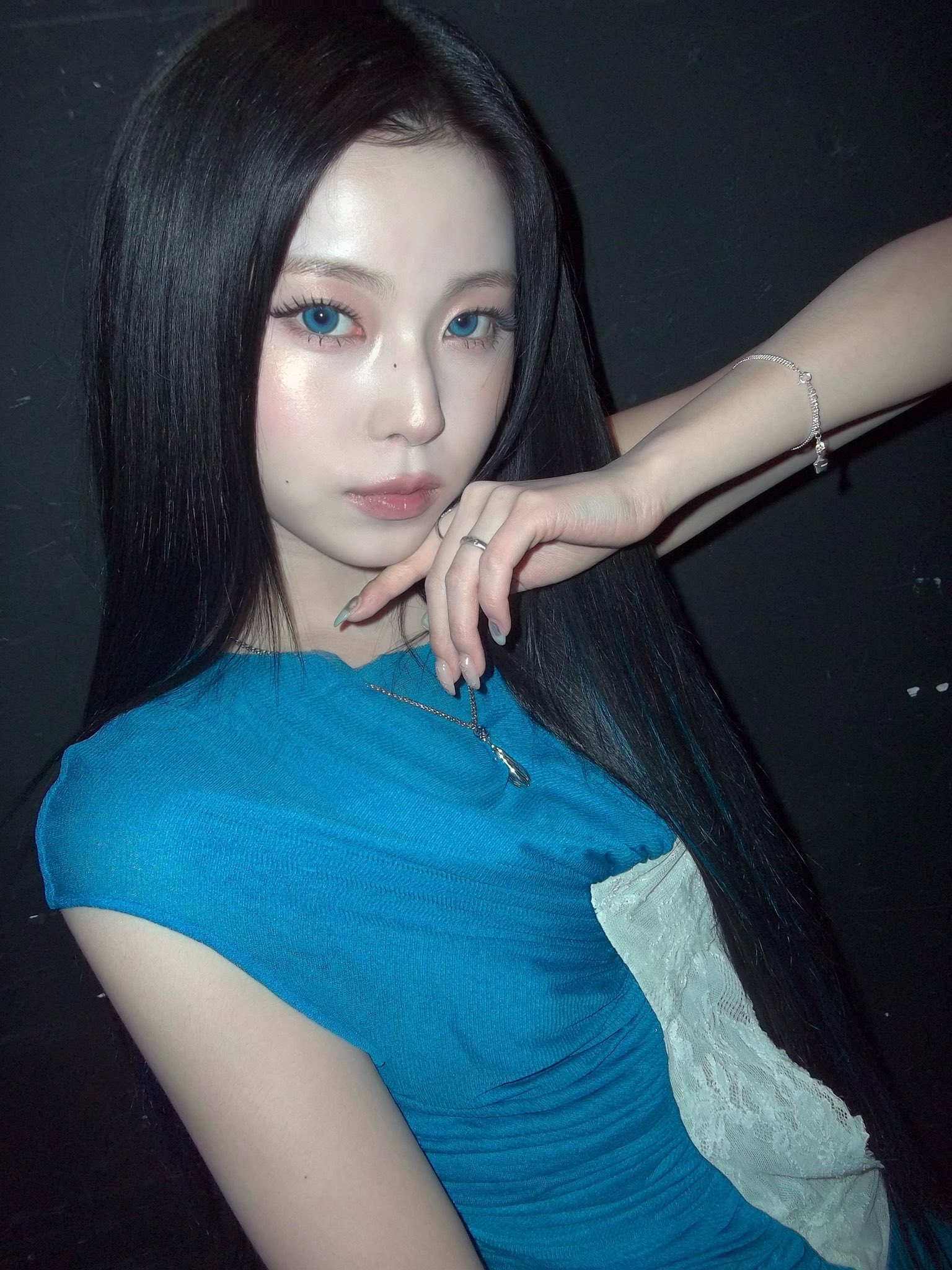 [잡담] 블루렌즈끼고 이렇게 예쁜사람 첨봄 | 인스티즈