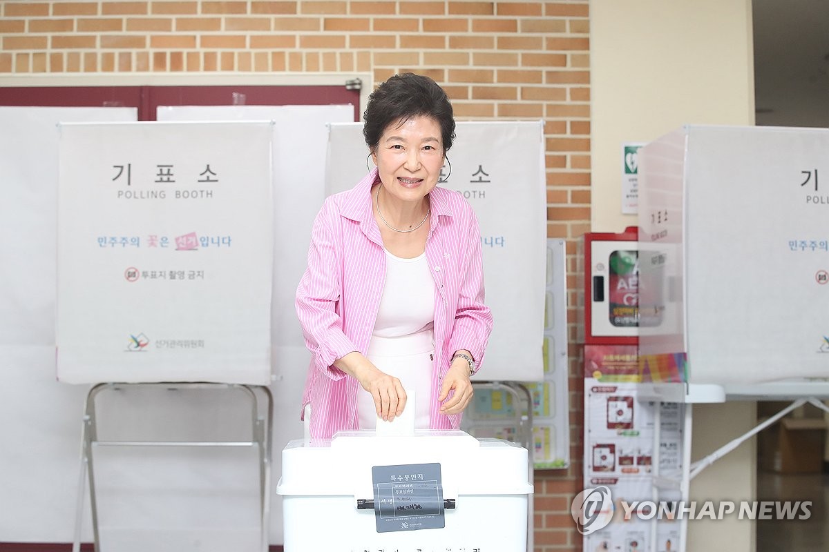 [정보/소식] 6·3 지방선거 투표하는 박근혜 전 대통령 | 인스티즈
