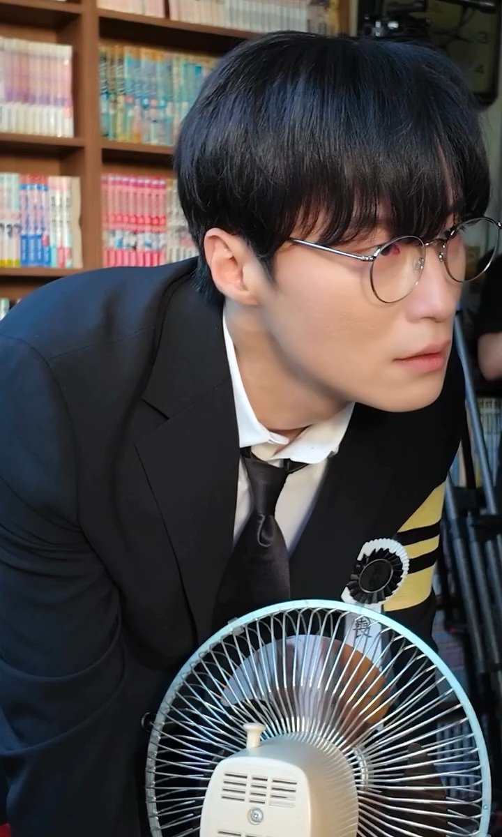 [잡담] 허남준 안경 끼면 아이홀이 가려져서 그런가 분위기 다르더라 | 인스티즈