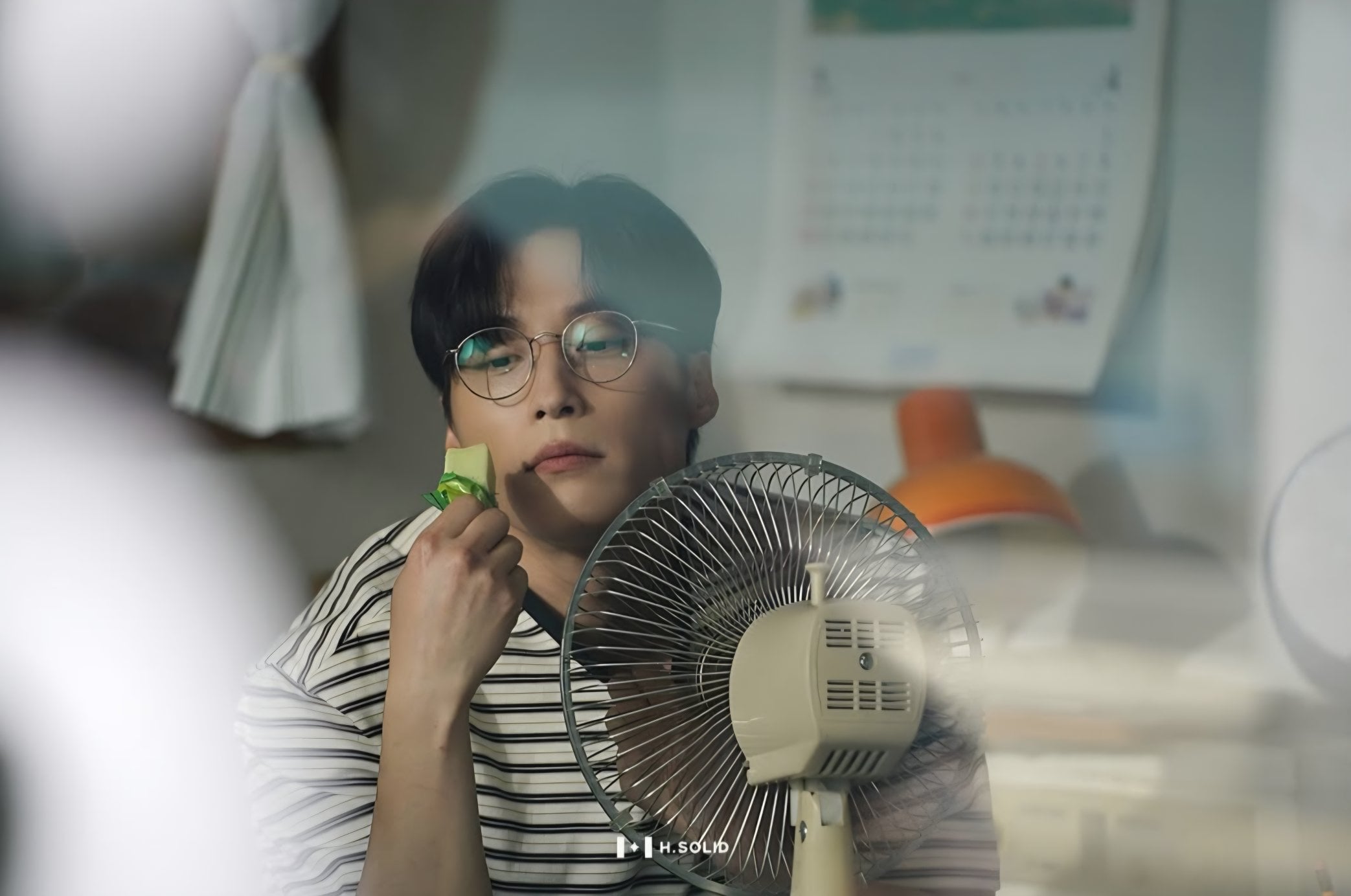 [잡담] 허남준 안경 끼면 아이홀이 가려져서 그런가 분위기 다르더라 | 인스티즈