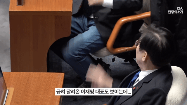 [잡담] 완전 생생한 작년 12.3 계엄 당시 국회 (이재명 당시대표 표정도 첨보는 얼굴) | 인스티즈