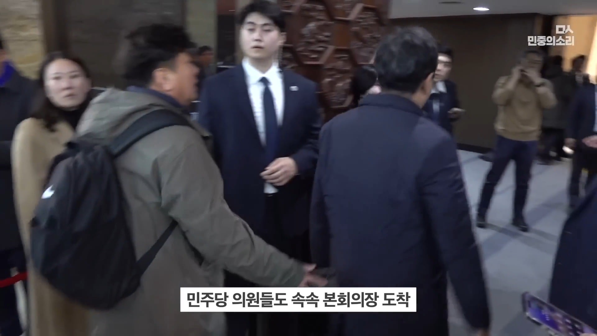 [잡담] 완전 생생한 작년 12.3 계엄 당시 국회 (이재명 당시대표 표정도 첨보는 얼굴) | 인스티즈