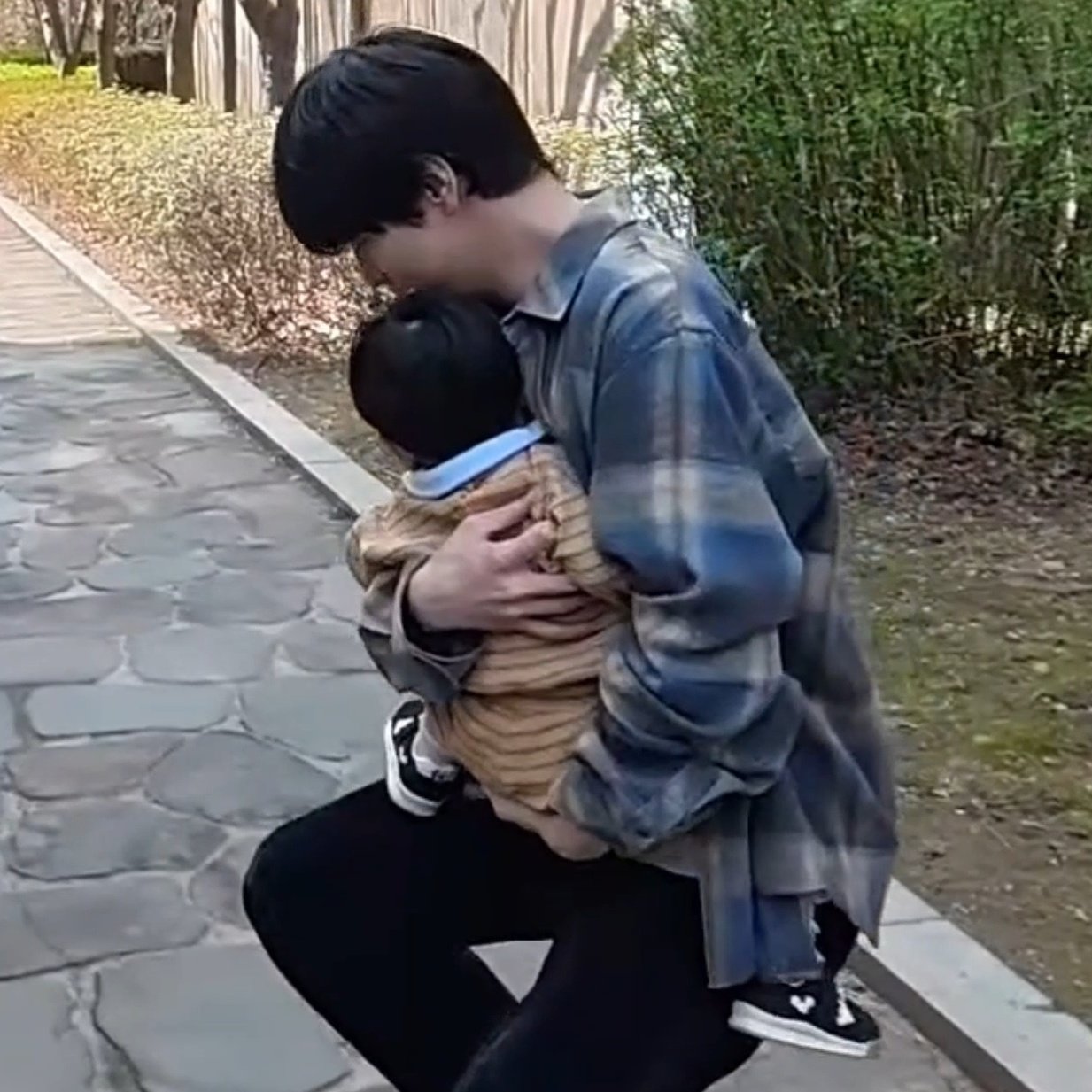 [잡담] 유준이 수빈이가 자기 바닥에 내려놓을라니까 싫다고 버티느라ㅋㅋ | 인스티즈