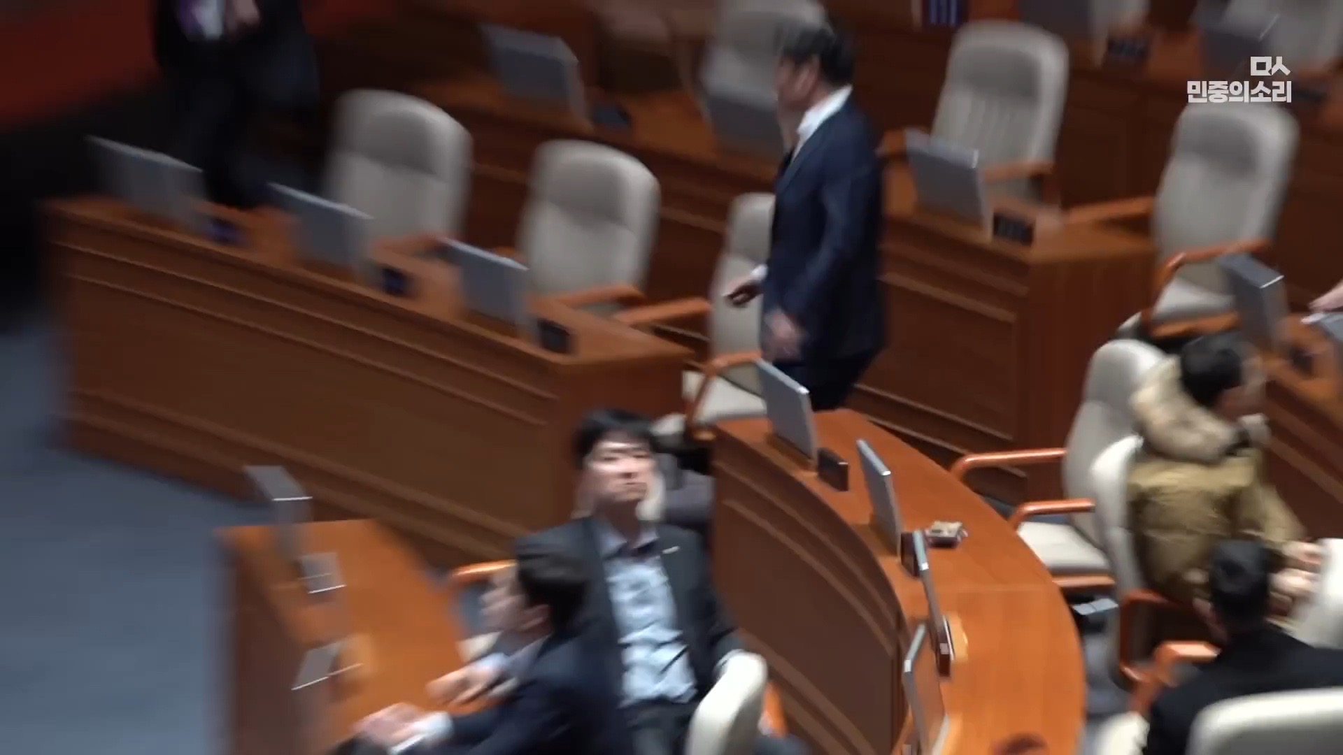 [잡담] 완전 생생한 작년 12.3 계엄 당시 국회 (이재명 당시대표 표정도 첨보는 얼굴) | 인스티즈