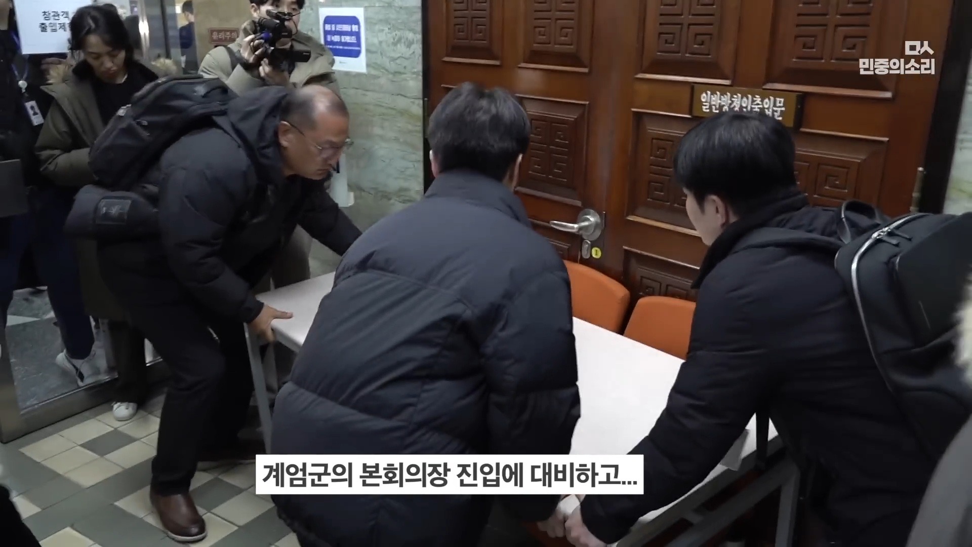 [잡담] 완전 생생한 작년 12.3 계엄 당시 국회 (이재명 당시대표 표정도 첨보는 얼굴) | 인스티즈