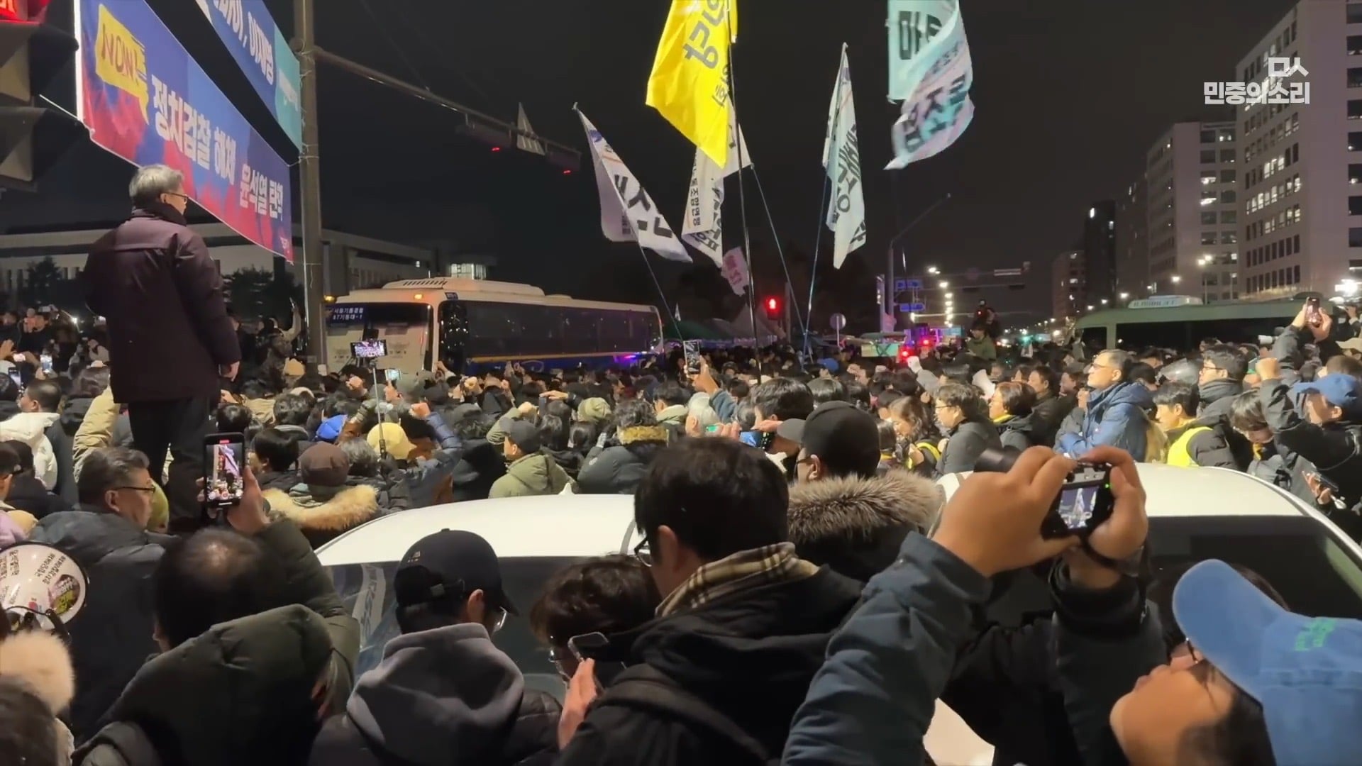 [잡담] 완전 생생한 작년 12.3 계엄 당시 국회 (이재명 당시대표 표정도 첨보는 얼굴) | 인스티즈