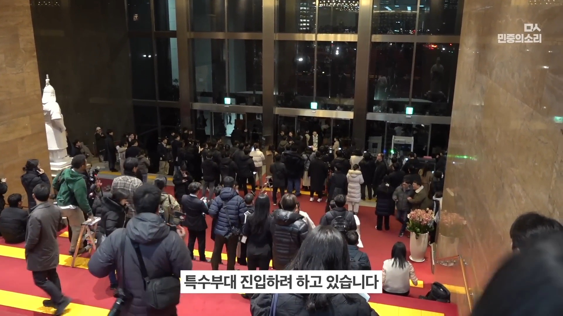 [잡담] 완전 생생한 작년 12.3 계엄 당시 국회 (이재명 당시대표 표정도 첨보는 얼굴) | 인스티즈
